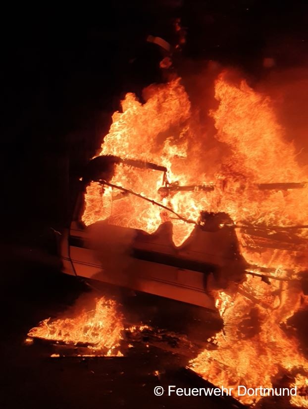 FW-DO: Wohnwagen brennt lichterloh