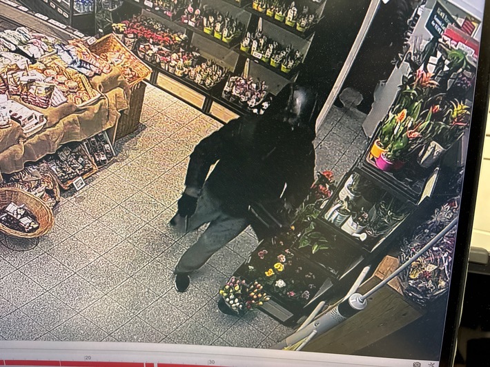 POL-KS: Nach bewaffnetem Raubüberfall auf Lebensmittelmarkt in Waldau: Polizei fahndet mit Fotos nach Täter