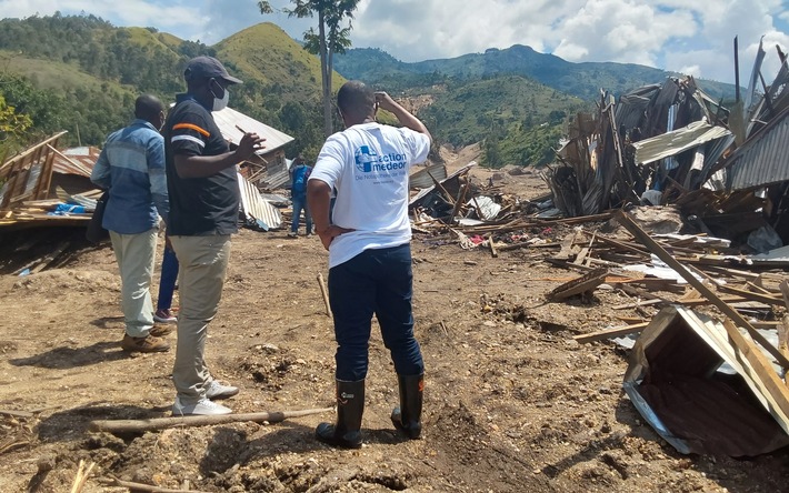Emmanuel Limi (re) im Überflutungsgebiet der DR Kongo.jpg