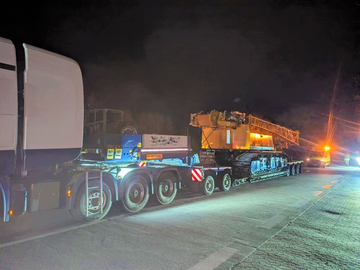 POL-CUX: Kontrolle von Großraum- und Schwertransporten auf der BAB27 - Vier Fahrzeuge kontrolliert, alle durften nicht weiter fahren (Foto im Anhang)