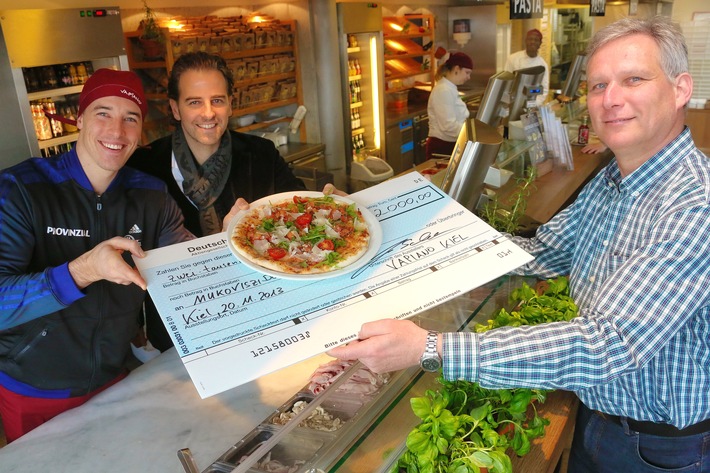 THW-Handballstar Dominik Klein und Vapiano in Kiel übergeben Spende an Mukoviszidose e.V. (FOTO)