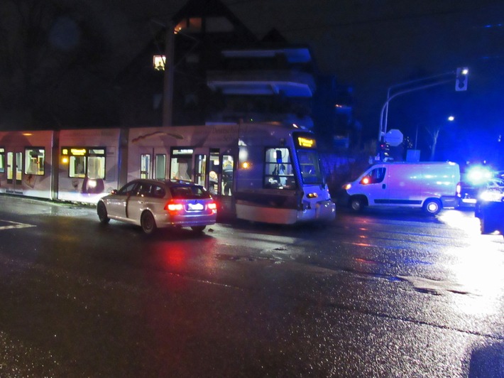 POL-ME: Straßenbahn kollidiert mit zwei PKW im Querverkehr - Augenzeugen zur Klärung des Unfalls gesucht ! - Ratingen - 1902063