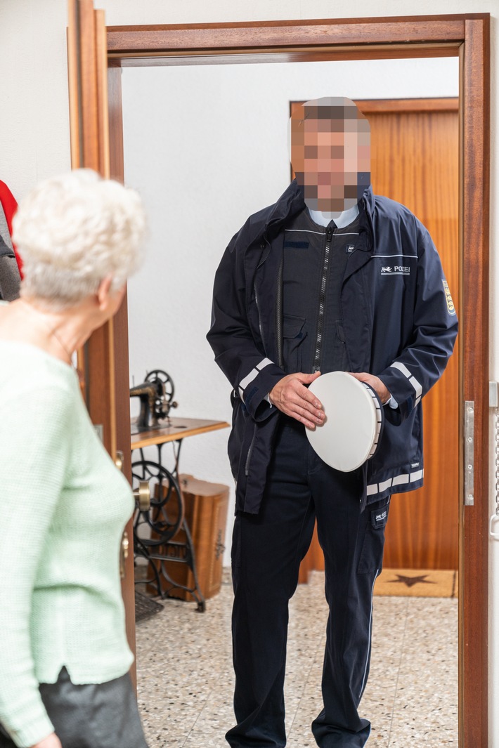 POL-ME: Falscher Polizeibeamter betrügt Seniorenpaar - Ratingen - 2110004