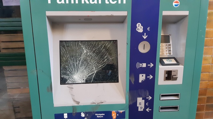 BPOL-KS: Display von Fahrkartenautomat eingeschlagen