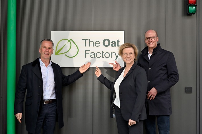 The Oat Factory setzt mit innovativen Haferprodukten neue Maßstäbe im Bereich Haferdrinks / Neue Fabrikation des Joint Ventures von frischli und Brüggen nimmt Produktion auf