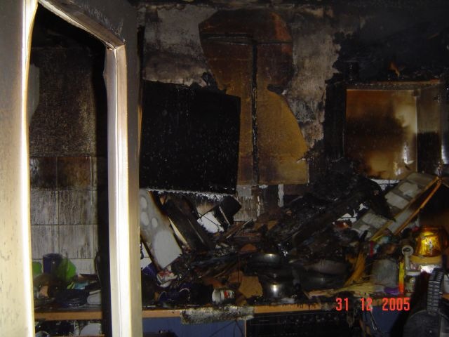 FW-E: Küchenbrand im Hochhaus - 4 Personen leicht verletzt FORTSCHREIBUNG / BILD