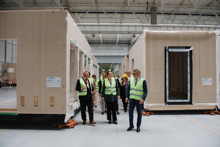 Politik und Presse zu Gast bei ERBUD und MOD21: Baukonzern liefert Einblicke in den innovativen, modularen Holzbau / Bundesbauministerin Klara Geywitz (SPD) besichtigt Produktionsstätte in Ostaszewo