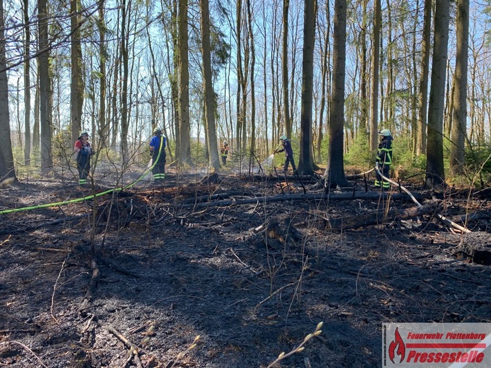 FW-PL: OT-Himmelmert. Waldbrand fordert Plettenberger Feuerwehr.