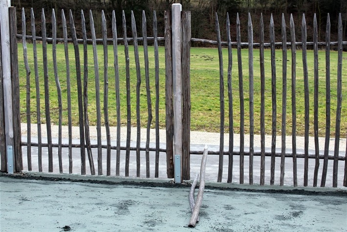 POL-OE: Unbekannte beschädigen Zaun eines Gartencenters