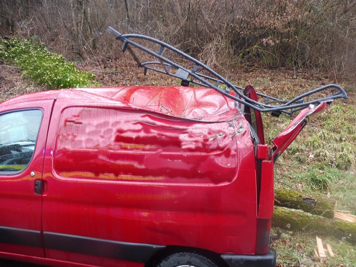 POL-FR: Dossenbach: Baum fällt auf Auto - Fahrer bleibt unverletzt