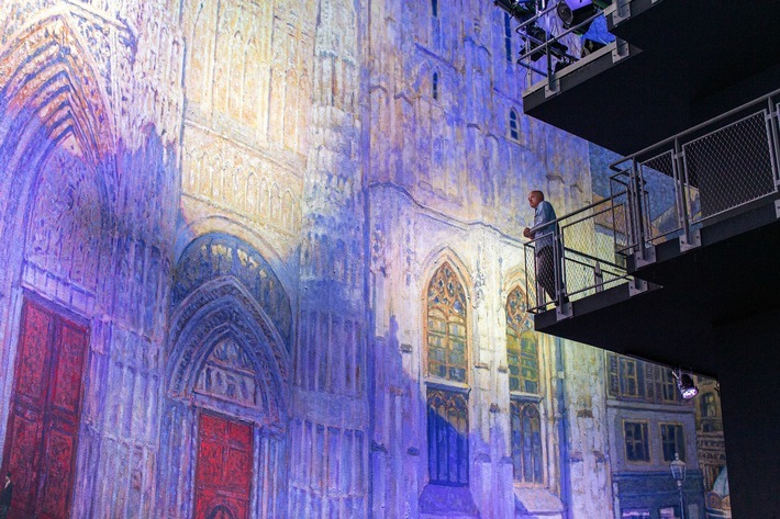 Yadegar Asisi betrachtet Panorama "Die Kathedrale von Monet". / Panorama-Weltpremiere 'Die Kathedrale von Monet' zelebriert ab 4. Juli 2020 in Rouen die Epoche des Impressionismus / Das Panoramakunstwerk von Yadegar Asisi ist eine Reverenz an Claude Monet / Weiterer Text über ots und www.presseportal.de/nr/145671 / Die Verwendung dieses Bildes ist für redaktionelle Zwecke honorarfrei. Veröffentlichung bitte unter Quellenangabe: "obs/asisi F&E GmbH/Maurine Tric (c) asisi"