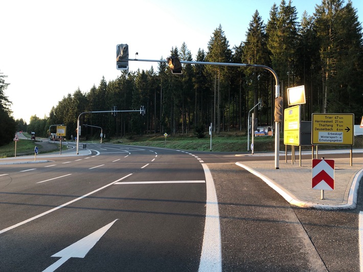 POL-PDTR: Unfallflucht auf der B 269: Neue Ampelanlage bei Verkehrsunfall beschädigt