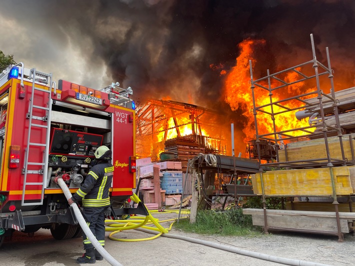 LRA-Ravensburg: Großbrand zerstört zwei Lagerhallen