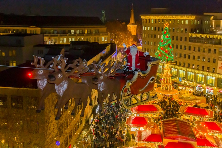 Weihnachtliche Hochseilstuntshow in Bochum / Der &quot;Fliegende Weihnachtsmann&quot; geht zum zehnten Mal in die Luft - Bochum Marketing und Falko Traber feiern Jubiläum