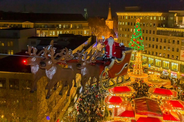 Weihnachtliche Hochseilstuntshow in Bochum / Der "Fliegende Weihnachtsmann" geht zum zehnten Mal in die Luft - Bochum Marketing und Falko Traber feiern Jubiläum