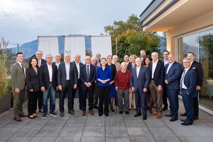 Regierung trifft sich mit ehemaligen Regierungsmitgliedern