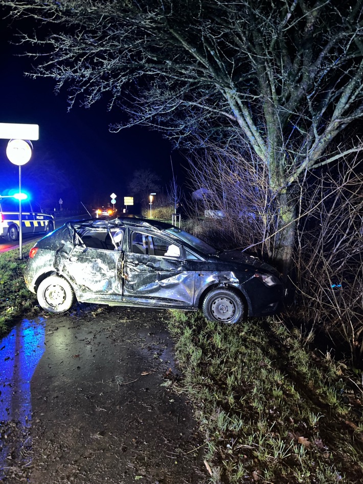 POL-GM: Auto kracht gegen zwei Bäume