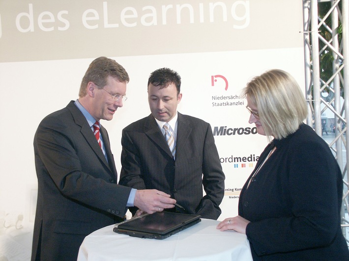 Niedersächsischer "Tag des eLearning" auf der CeBIT 2003 stieß auf großes Interesse - Veranstalter waren die Landesregierung Niedersachsen und Microsoft Deutschland