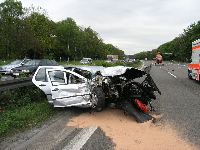 POL-D: Mittwoch, 19. Mai 2010, 16.48 Uhr -  Duisburg - Autobahn A 3 Richtung Köln - Autobahnpolizei sucht Zeugen nach schwerem Verkehrsunfall