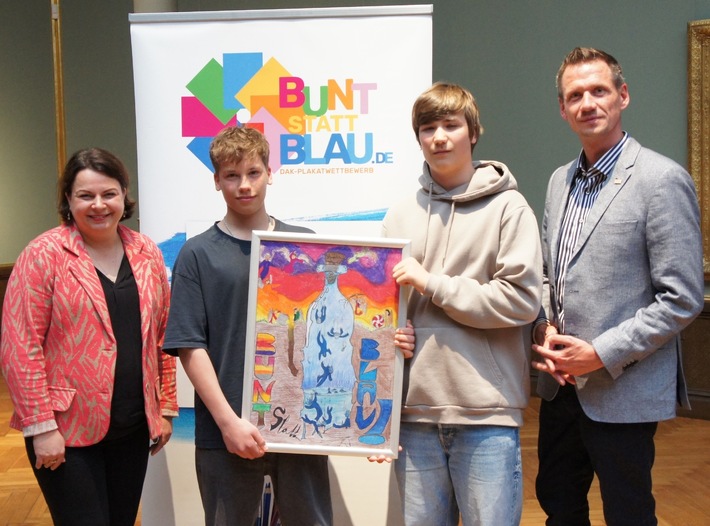 „bunt statt blau“: Zwillinge aus Hagenow gewinnen Plakatwettbewerb in Mecklenburg-Vorpommern