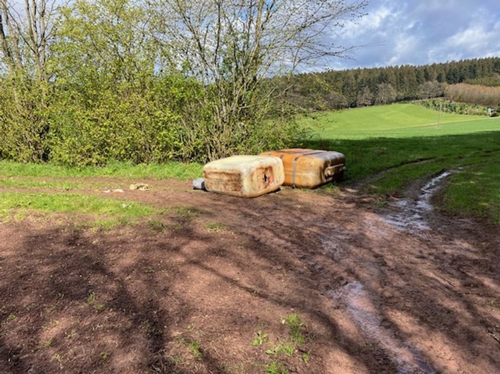 POL-PDWIL: Umweltgefährdende Abfallbeseitigung von Heizöltanks