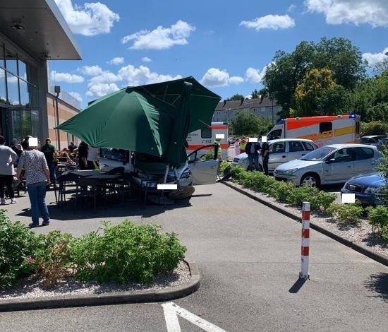 POL-PDPS: Unfall auf Supermarktparkplatz in der Arnulfstraße, Drei Leichtverletzte