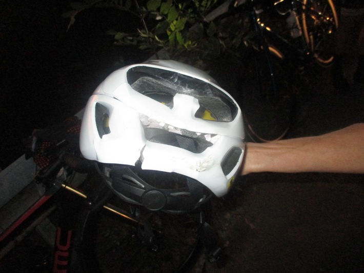 POL-REK: 211011-1: Rennradfahrer durch Sturz schwer verletzt