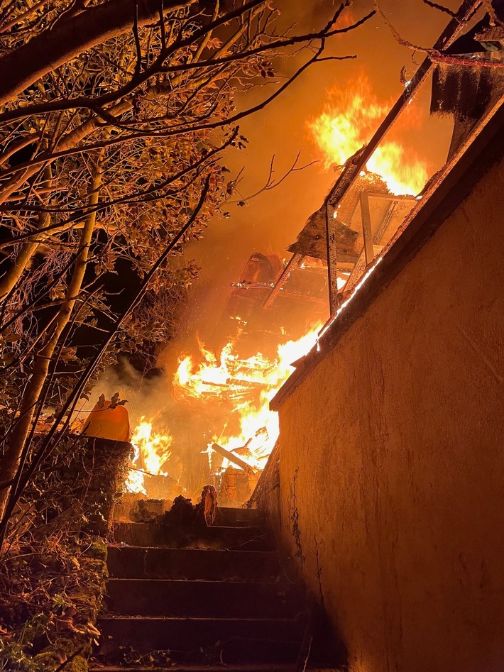 FW Stuttgart: Brand einer Gartenhütte