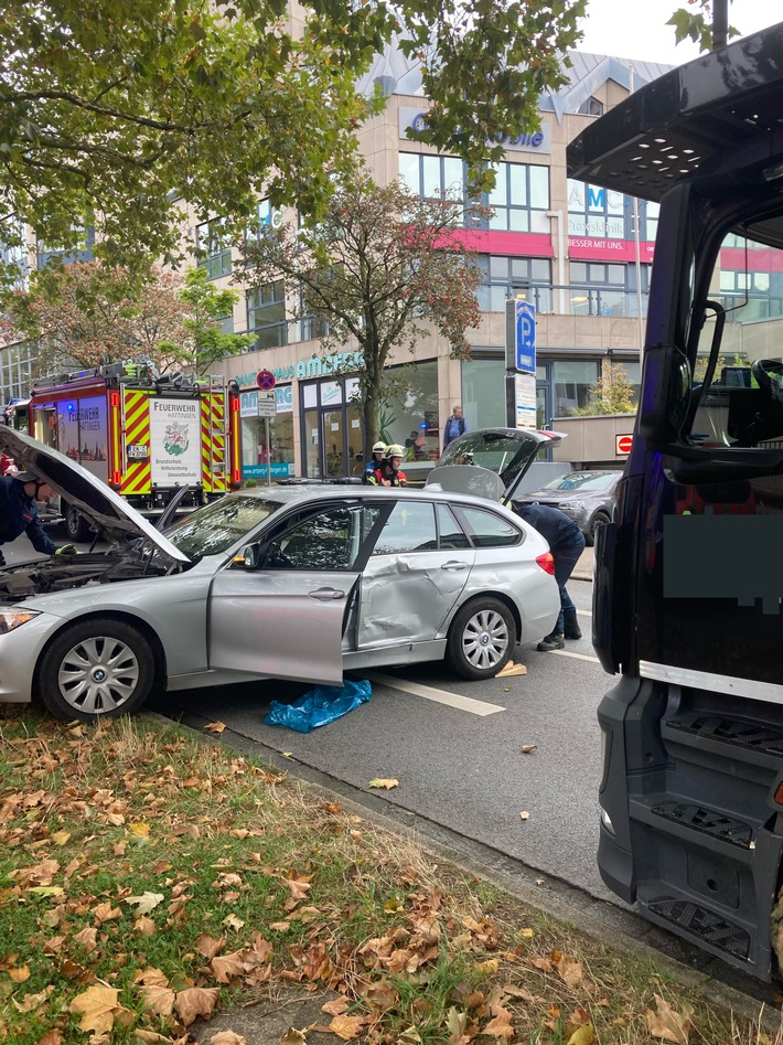 FW-EN: Verkehrsunfall zwischen LKW und PKW