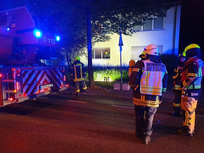 FW-OB: Zimmerbrand im Mehrfamilienhaus