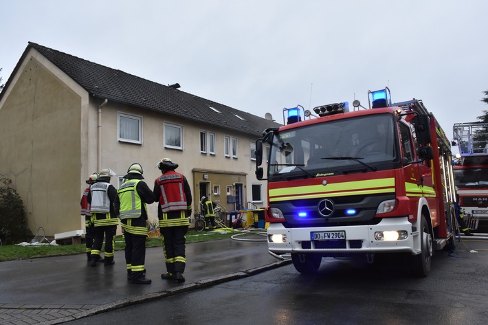 FW-DO: Brand in einem Wohnhaus in Körne/Feuerwehr Dortmund löscht brennendes Einfamilienhaus