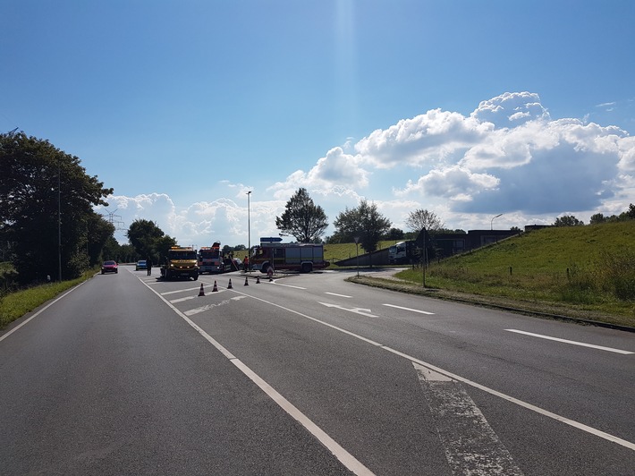 POL-WHV: Verkehrsunfall auf dem Friesendamm mit zwei verletzten Personen - Polizei appelliert an Verkehrsteilnehmer, Absperr- und Umleitungsmaßnahmen zu beachten und Sperrflächen nicht zu überfahren (mit Foto)