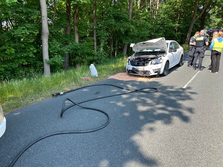 FFW Fredenbeck: Schwerer Verkehrsunfall mit 4 verletzten Personen / Eine Person in Fahrzeug eingeklemmt.