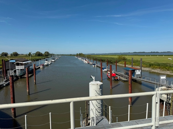 POL-STD: Unbekannte richten erheblichen Schaden im Hafen am Ruthenstrom an