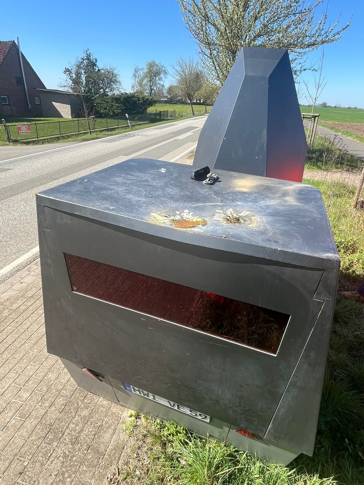 POL-HRO: Blitzeranhänger in Dreilützow beschädigt