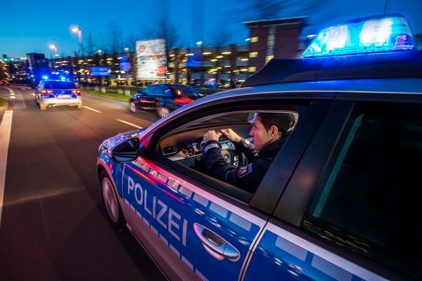 POL-REK: 171004-4: Auto geriet in Brand- Wesseling