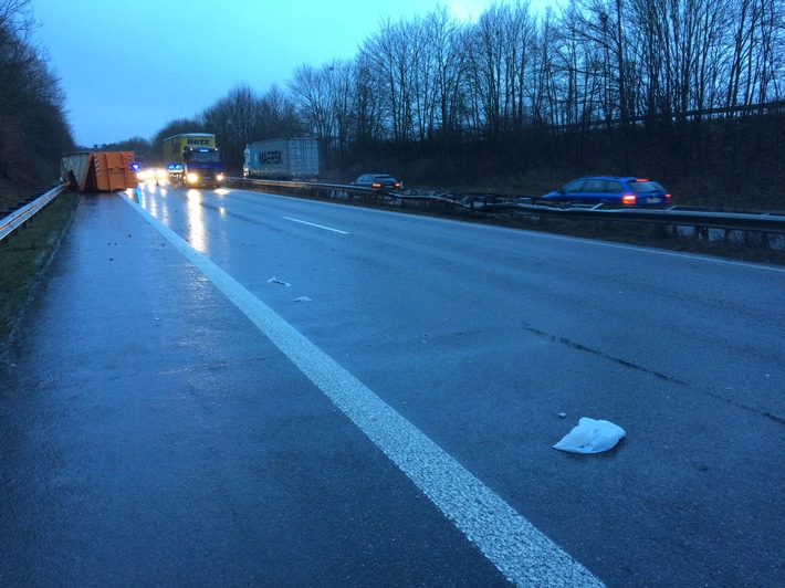 POL-PDLD: Lingenfeld - Container wird bei Unfall auf der B9 über die Fahrbahn geschleudert