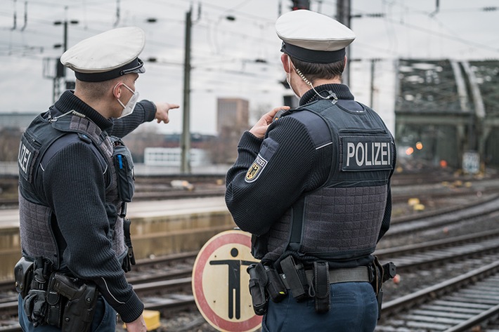 BPOL NRW: Lebensgefahr Gleisbereich: Bundespolizei nimmt 18-Jährige in Schutzgewahrsam