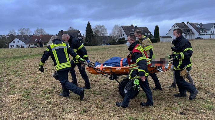 FW-EN: Verletzter Spaziergänger aus unwegsamen Gelände gerettet - Neue Trage leistet gute Dienste