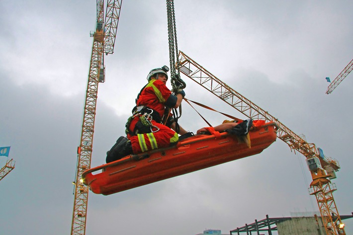 FW-E: Höhenrettungsübung der Feuerwehr am Baukran