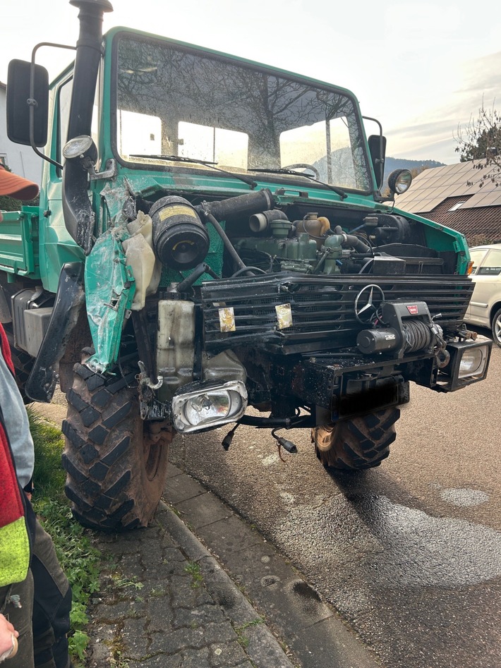 POL-PDLD: Annweiler - Unimog rollt in Garage