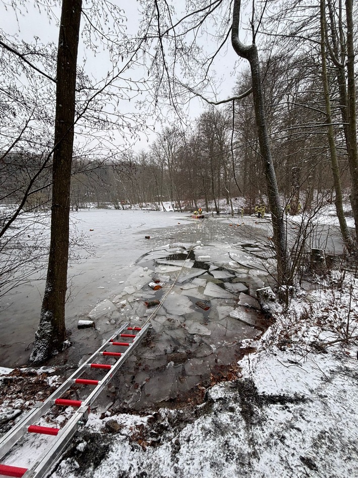 FW Menden: Feuerwehr Menden übt Eisrettung auf dem Hexenteich