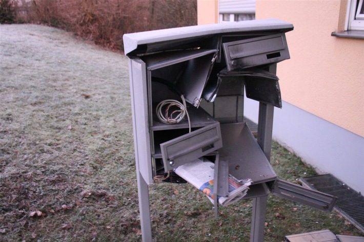 POL-SI: Briefkastenanlage mit Böllern gesprengt - #polsiwi