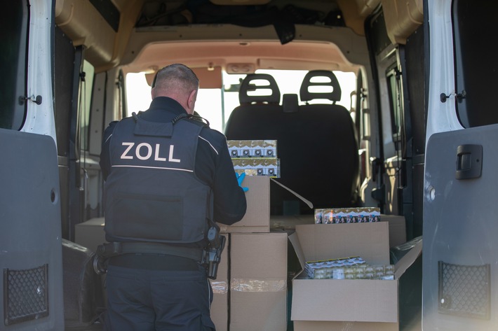 HZA-BS: Gemeinsame Pressemitteilung von BALM, Polizei und ZOLL - 300.000 Stück unversteuerte Zigaretten in Northeim entdeckt / Fast 65.000 Euro Tabaksteuer auf Hehlerware nacherhoben