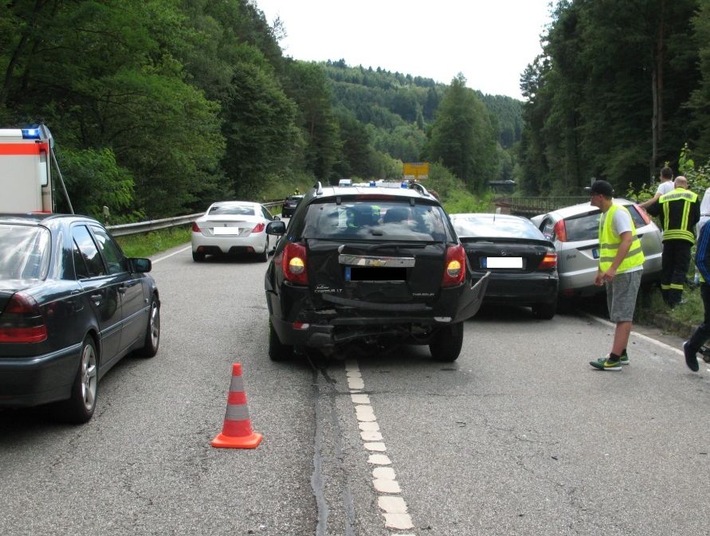 POL-PDPS: B 270 vor der Geiselberger Kreuzung, VU mit leichtverletzten Personen und hohem Sachschaden