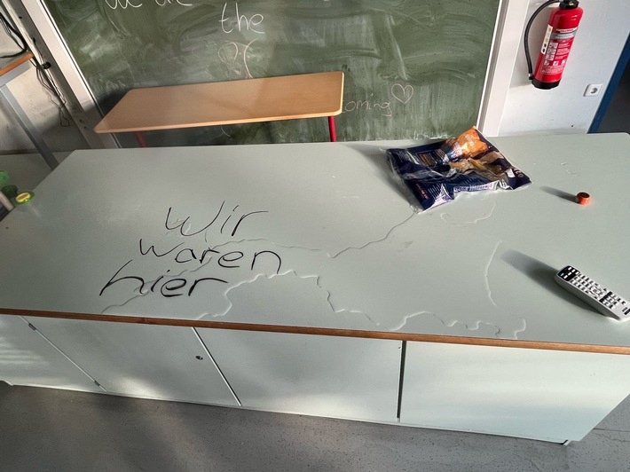 POL-NE: Ermittler suchen Zeugen nach Sachbeschädigungen in der Diedrich-Uhlhorn-Realschule
