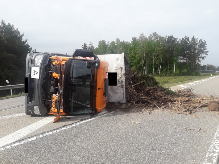 POL-PDKL: A6/Kaiserslautern, Zu schnell gefahren - Lkw kippt um