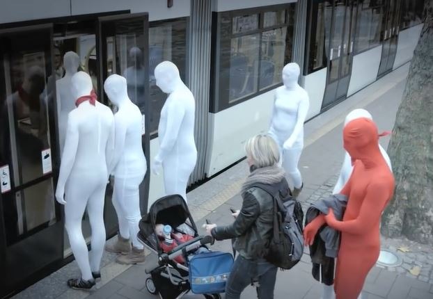 POL-BN: Foto-Fahndung: Mutmaßliche Taschendiebinnen entwendeten Geldbörse mit "Drängel-Trick" - Wer kennt diese Frauen?