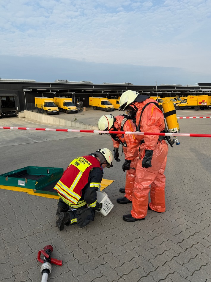 FW-ROW: Gefahrguteinsatz im Postverteilzentrum Zeven