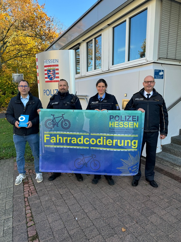 POL-WE: Polizei im Wetteraukreis übergibt Spende nach Fahrradcodierungen an Weissen Ring